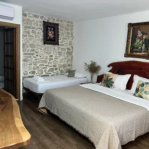 https://the-ottoman-white-house-of-omer-in-berat.albaniahotels.org